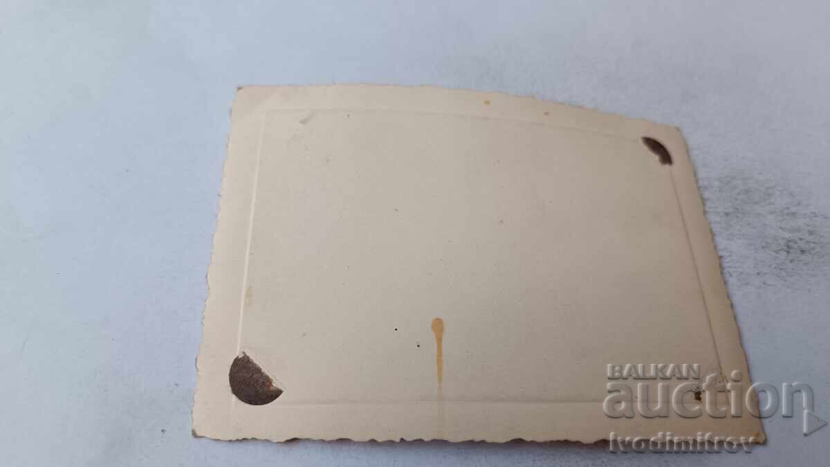 Fotografie Trei bărbați jucând cărți cu preț 2.15 BGN | € 1.10