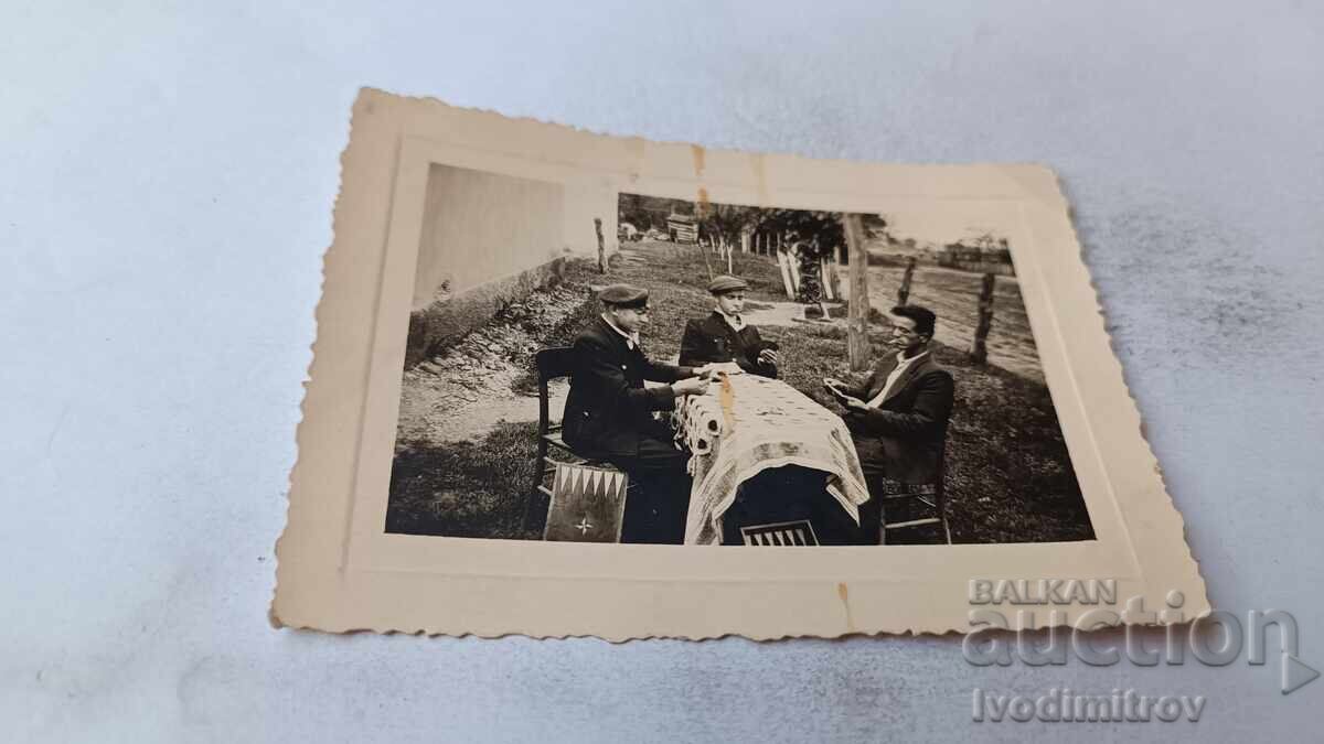 Fotografie Trei bărbați jucând cărți