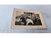 Fotografie Trei bărbați jucând cărți