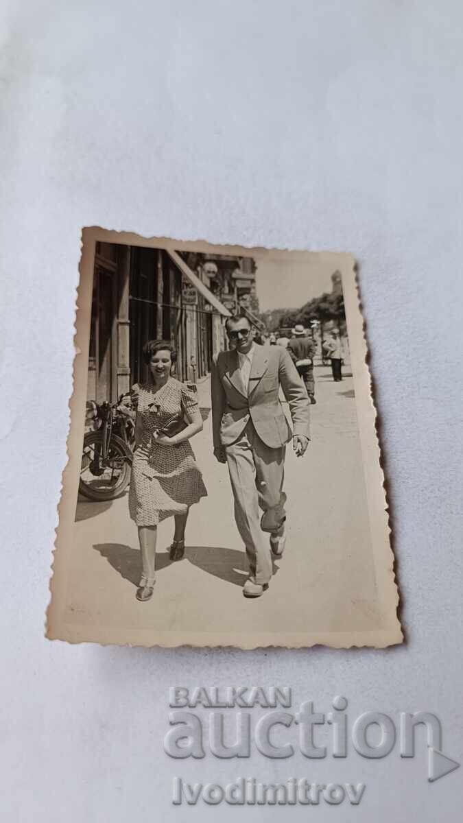 Снимка София Мъж и жена на разходка