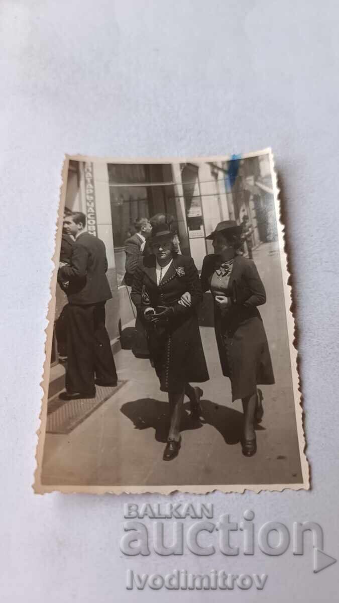 Снимка София Две жени на разходка