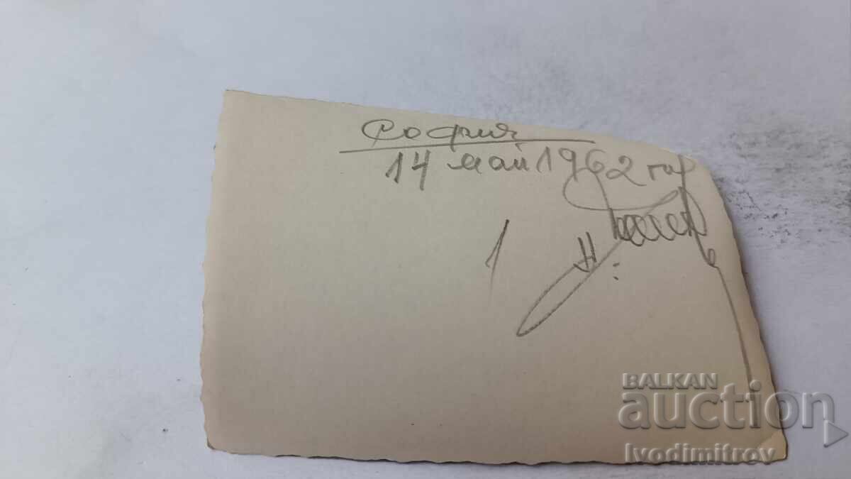 Φωτογραφία Σόφια Έξι άνδρες στον κήπο 1962 με τιμή 1.85 BGN | € 0.95 Φωτογραφία Σόφια Έξι άνδρες στον κήπο 1962 με τιμή 1.85 BGN | € 0.95