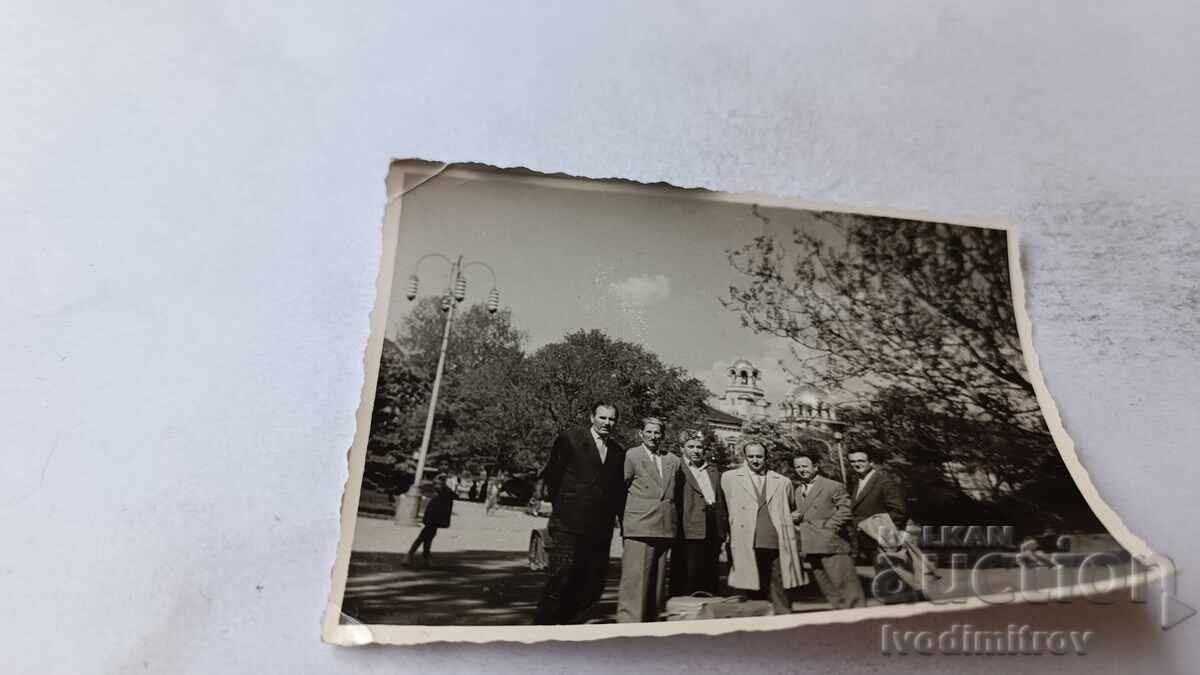 Φωτογραφία Σόφια Έξι άνδρες στον κήπο 1962 Φωτογραφία Σόφια Έξι άνδρες στον κήπο 1962