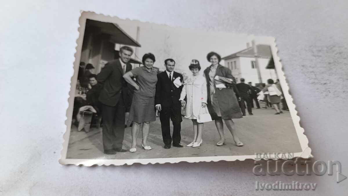 Fotografie cu luna de miere din Sofia cu prietenii lor