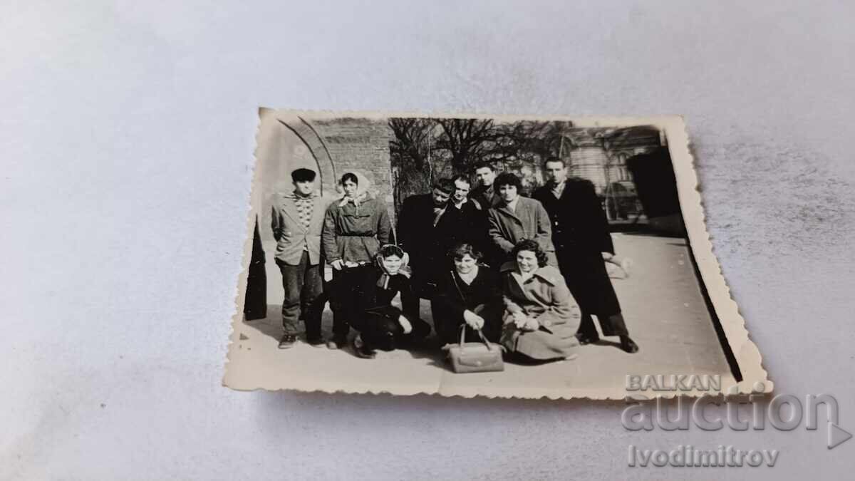 Снимка София Мъже и жени до Джамията