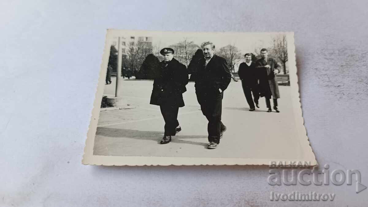 Φωτογραφία της Σοφίας Τέσσερις άνδρες σε μια βόλτα Φωτογραφία της Σοφίας Τέσσερις άνδρες σε μια βόλτα