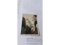 Fotografie Sofia Bărbat și două femei în fața Palatului Sinodal 1934