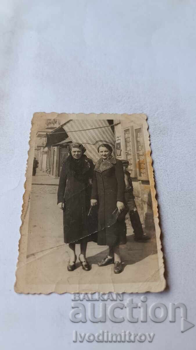 Foto Sofia Două femei pe trotuar Foto Sofia Două femei pe trotuar