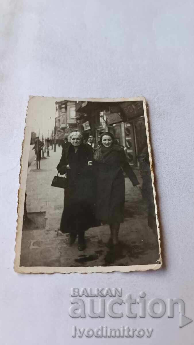 Снимка София Две жени на разходка