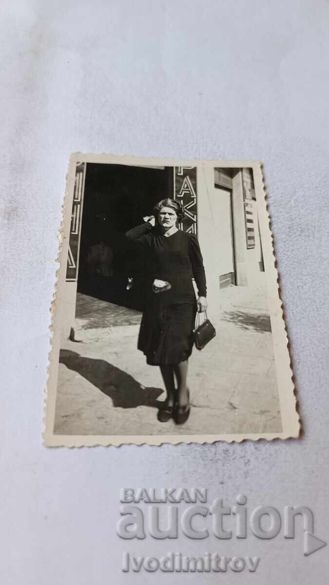 Φωτογραφία Σοφία Νεαρή γυναίκα στο πεζοδρόμιο Φωτογραφία Σοφία Νεαρή γυναίκα στο πεζοδρόμιο