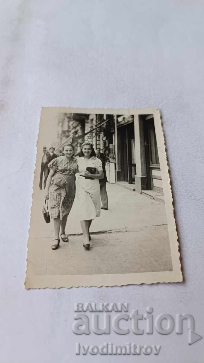 Φωτογραφία Σοφία Δύο νεαρά κορίτσια για μια βόλτα Φωτογραφία Σοφία Δύο νεαρά κορίτσια για μια βόλτα