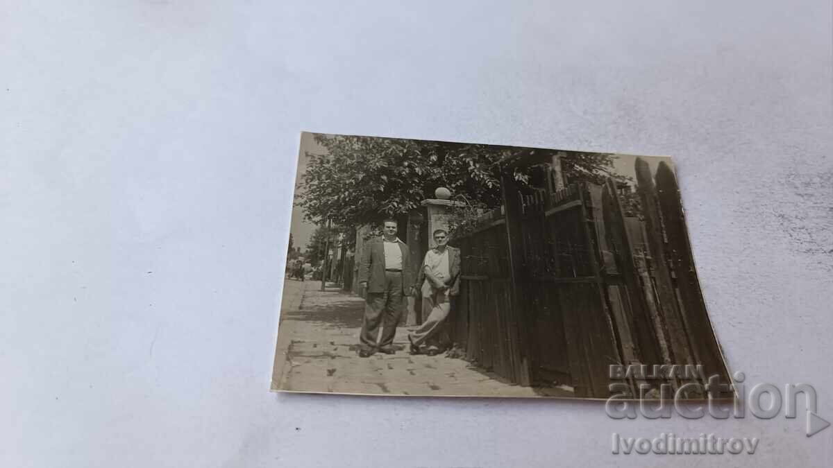 Φωτογραφία Σόφια Δύο άνδρες δίπλα σε ξύλινο φράχτη σπιτιού 1955 Φωτογραφία Σόφια Δύο άνδρες δίπλα σε ξύλινο φράχτη σπιτιού 1955