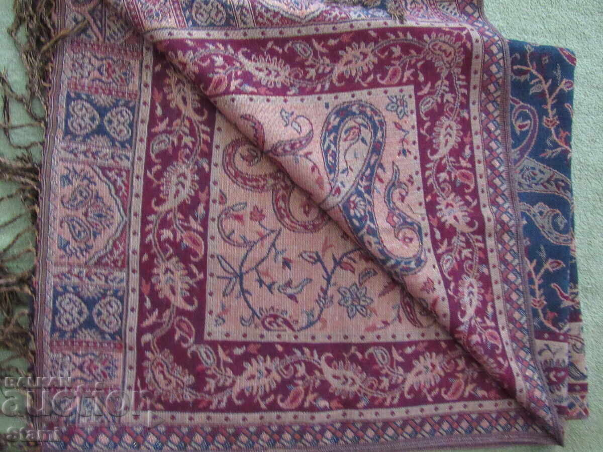 Eșarfă fină, dublă, din Marrakech, Maroc, nouă cu preț 69.00 BGN | € 35.28 Eșarfă fină, dublă, din Marrakech, Maroc, nouă cu preț 69.00 BGN | € 35.28