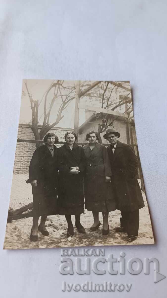 Photo Sofia Man and three women during winter