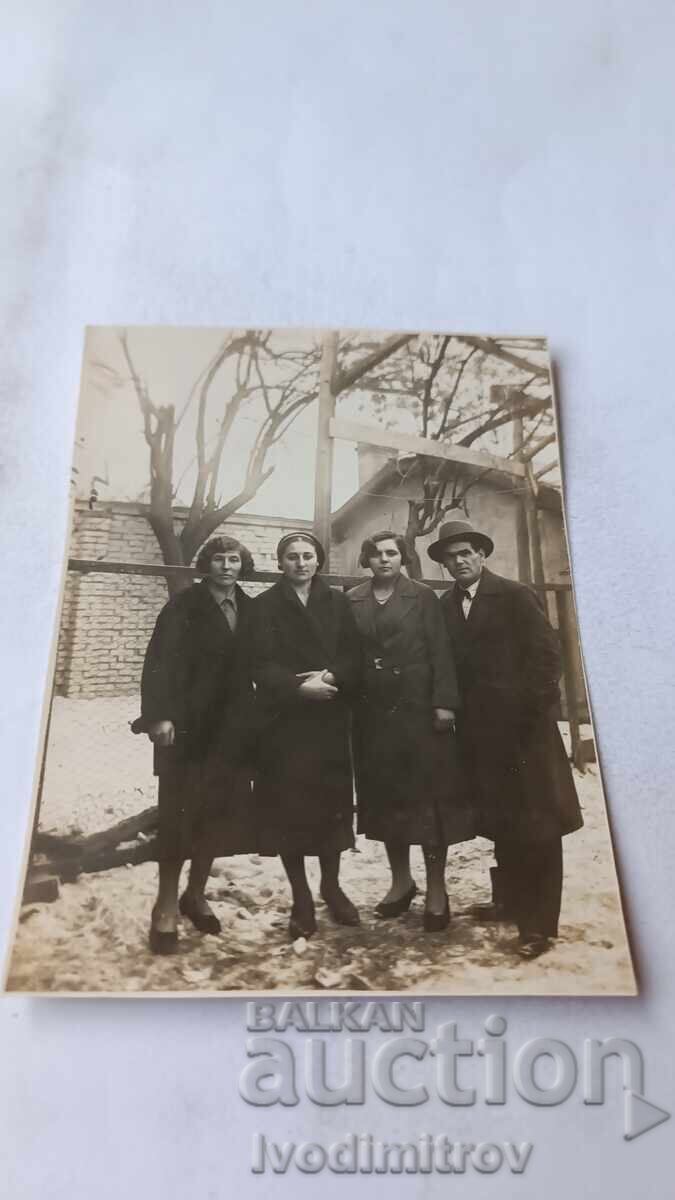 Photo Sofia Man and three women during winter