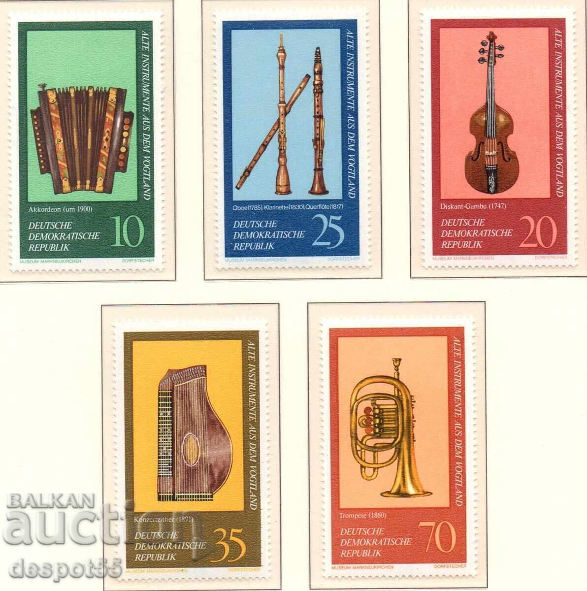 1977. RDG. Instrumente muzicale de la Muzeul Markneukirchen