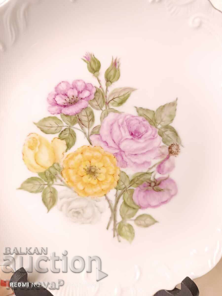 Διακοσμητικό πορσελάνινο πιάτο για κρέμασμα με τιμή 10.00 BGN | € 5.11