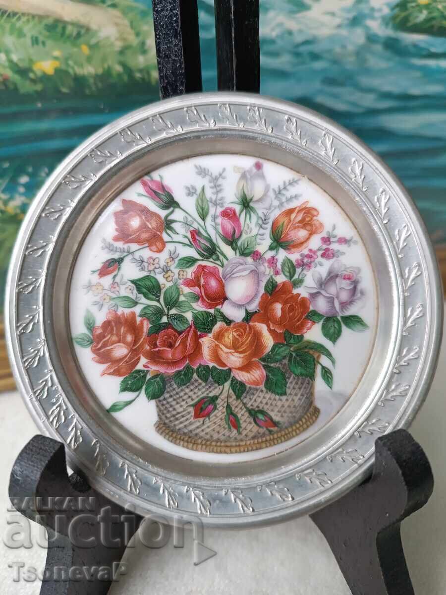 Δημοπρασία Διακοσμητικά πορσελάνινα πιατάκια με μεταλλικό ανάγλυφο περίβλημα