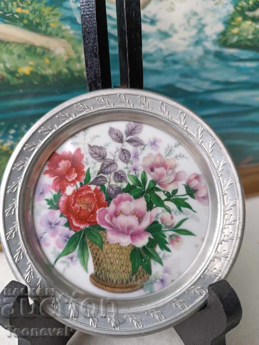 Παράδοση Διακοσμητικά πορσελάνινα πιατάκια με μεταλλικό ανάγλυφο περίβλημα