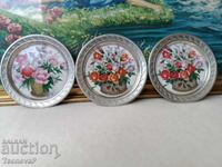 Farfurii decorative din porțelan cu aplicații metalice în relief