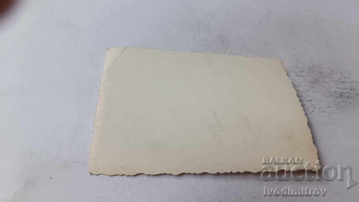 Fotografie Bărbați tineri și băieți lângă râu cu preț 2.45 BGN | € 1.25