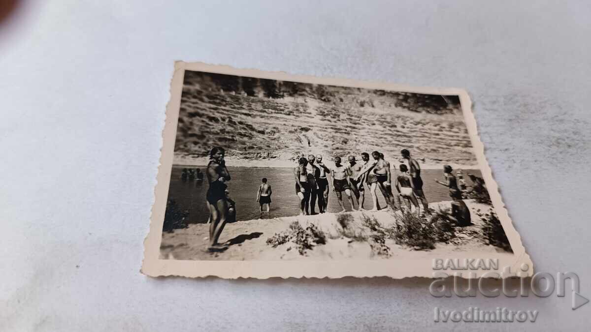 Fotografie Bărbați tineri și băieți lângă râu