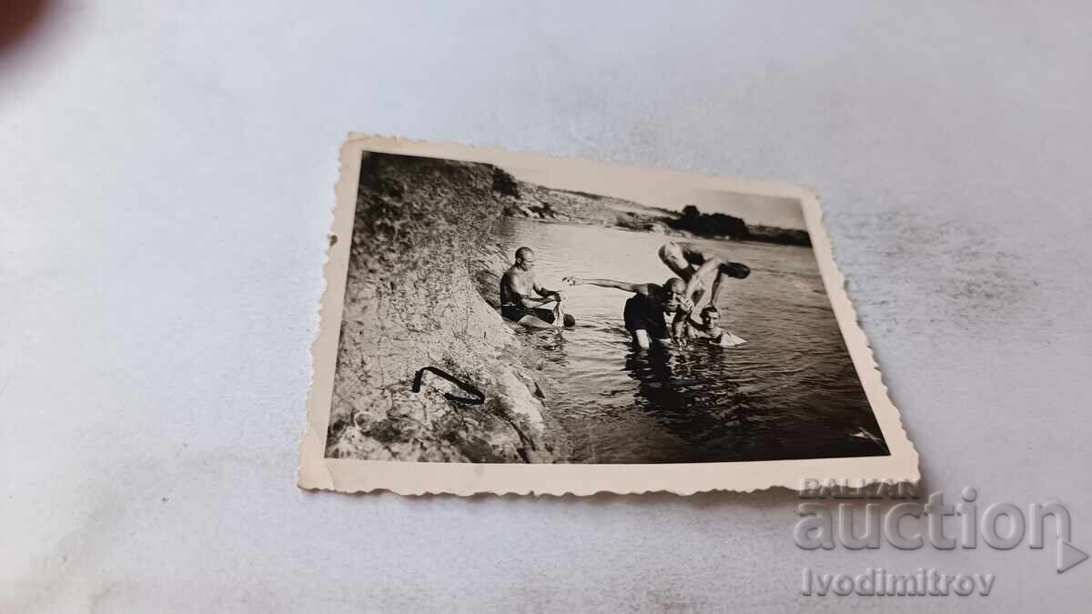 Снимка Четирима млади мъже в морето Снимка Четирима млади мъже в морето