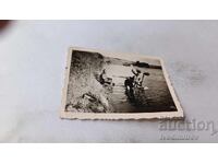 Снимка Четирима млади мъже в морето