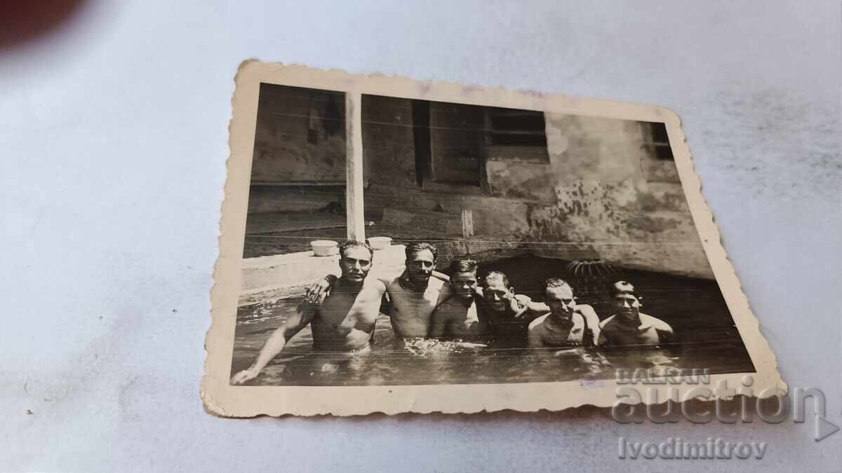 Fotografie Bărbați tineri într-o piscină Fotografie Bărbați tineri într-o piscină