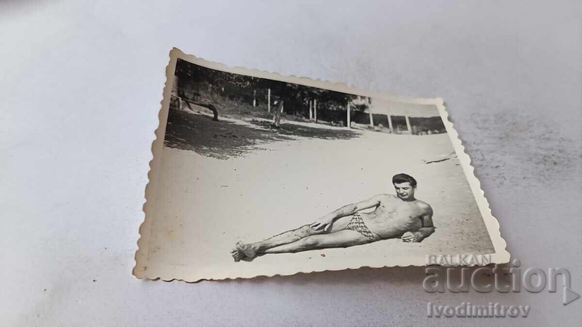 Снимка Млад мъж на плажа Снимка Млад мъж на плажа