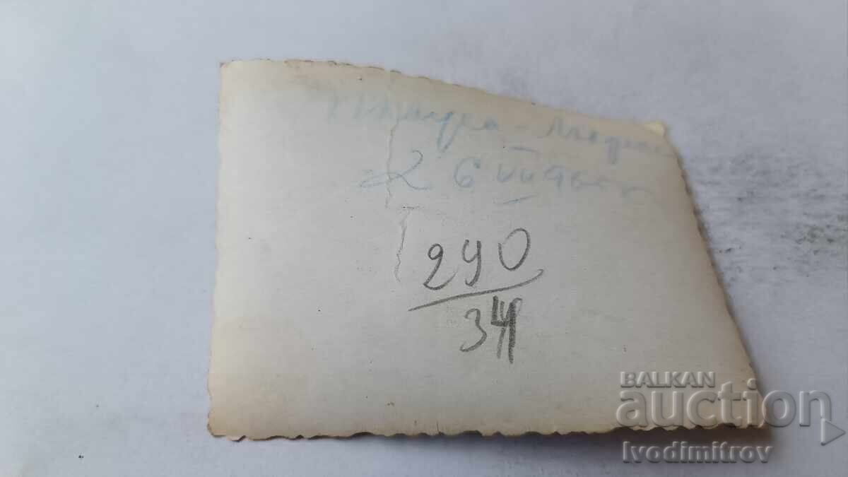 Снимка Лъджене Младо момиче с ретро бански костюм на плажа с цена 2.15 лв. | € 1.10