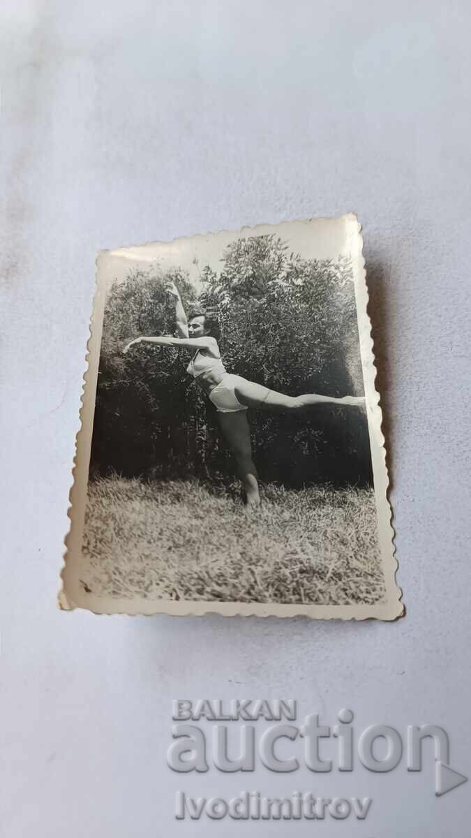 Снимка Лъджене Младо момиче с ретро бански костюм на плажа