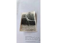 Fotografie Ludge cu o tânără fată într-un costum de baie retro pe plajă