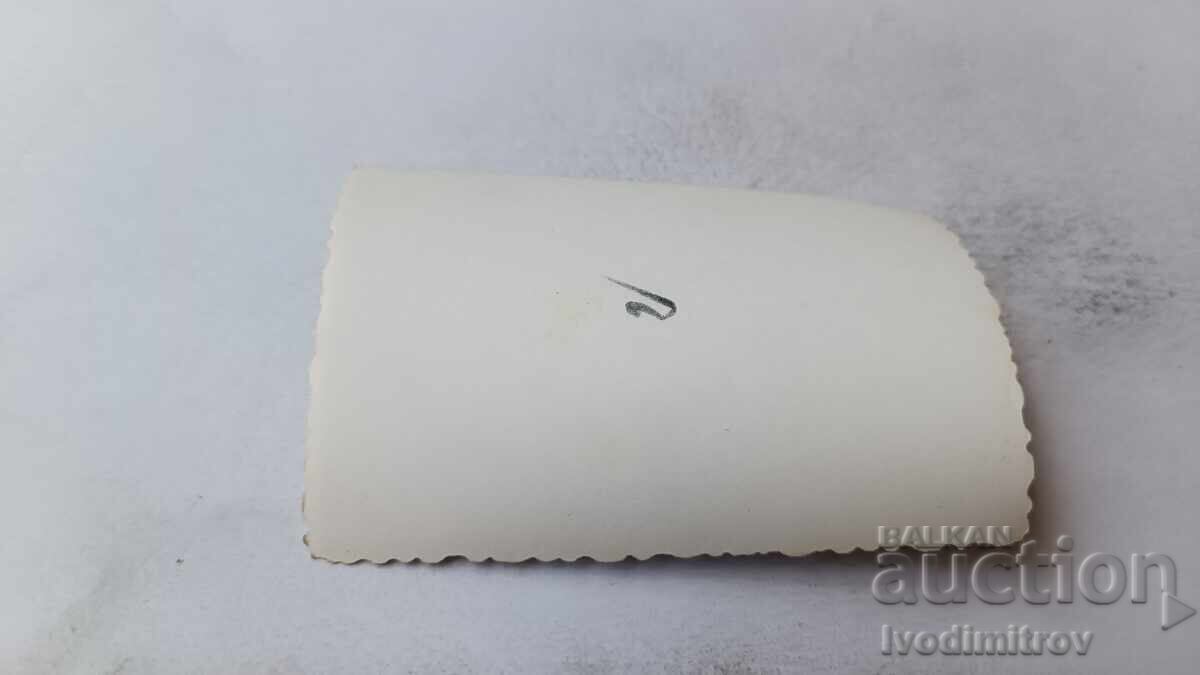 Снимка Младо момиче с ретро бански легнало на тревата с цена 1.85 лв. | € 0.95