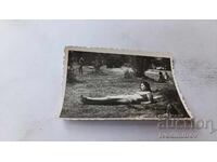 Φωτογραφία Νέας κοπέλας με ρετρό μαγιό ξαπλωμένη στο γρασίδι