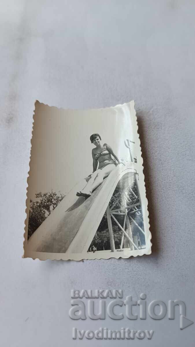 Fotografie Tineră fată pe tobogan de apă