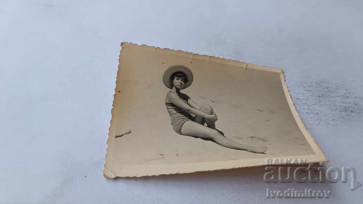 Foto Fată tânără pe plajă Foto Fată tânără pe plajă