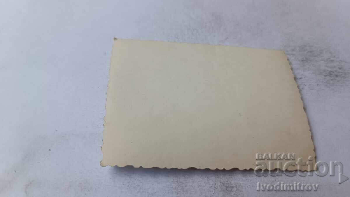 Φωτογραφία Δύο γυναίκες και αγόρι στην παραλία με τιμή 1.65 BGN | € 0.84 Φωτογραφία Δύο γυναίκες και αγόρι στην παραλία με τιμή 1.65 BGN | € 0.84