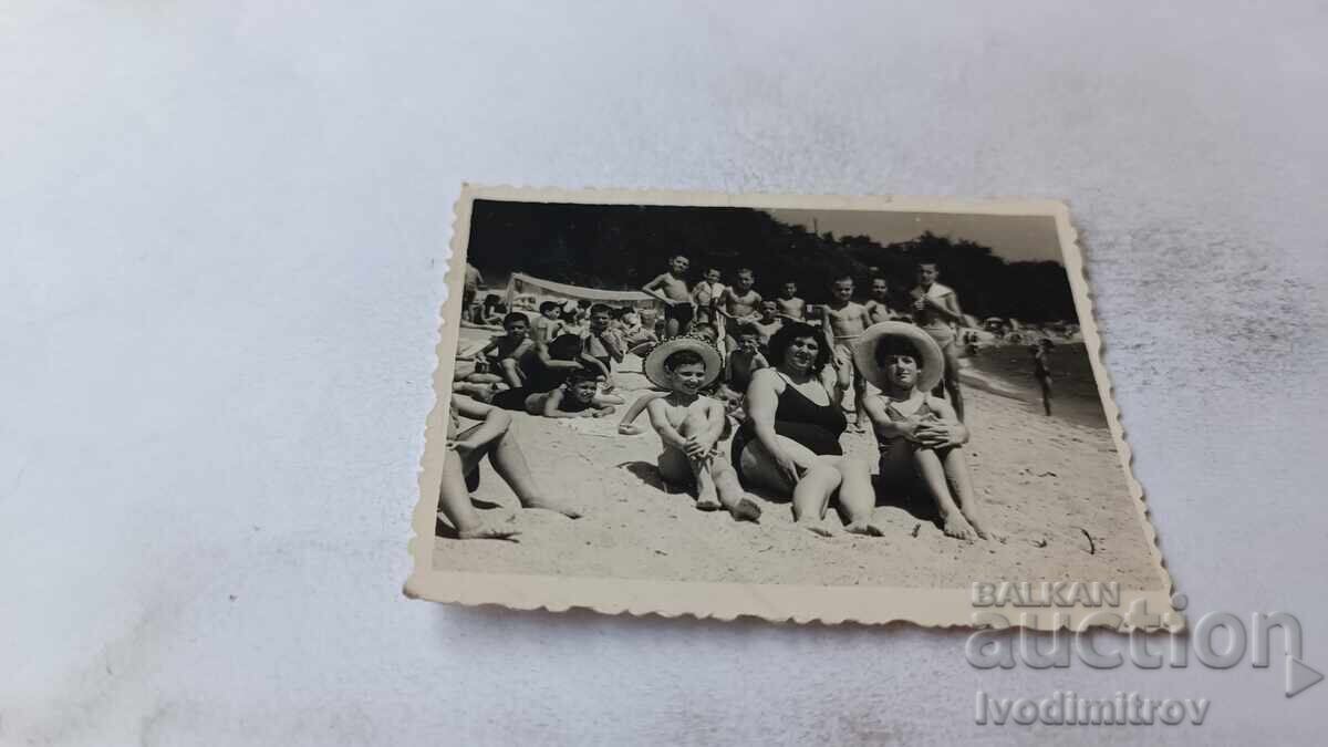 Φωτογραφία Δύο γυναίκες και αγόρι στην παραλία Φωτογραφία Δύο γυναίκες και αγόρι στην παραλία