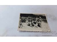 Φωτογραφία Δύο γυναίκες και αγόρι στην παραλία