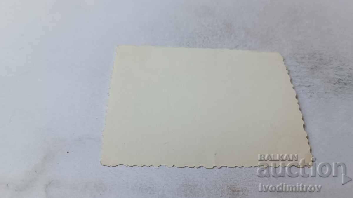 Φωτογραφία Άνδρες γυναίκες και παιδιά στην παραλία με τιμή 1.65 BGN | € 0.84