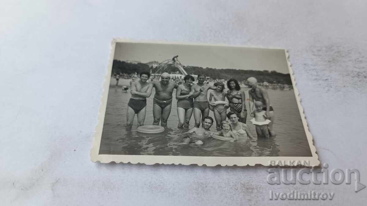 Φωτογραφία Άνδρες γυναίκες και παιδιά στην παραλία