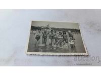 Foto Bărbați, femei și copii pe plajă