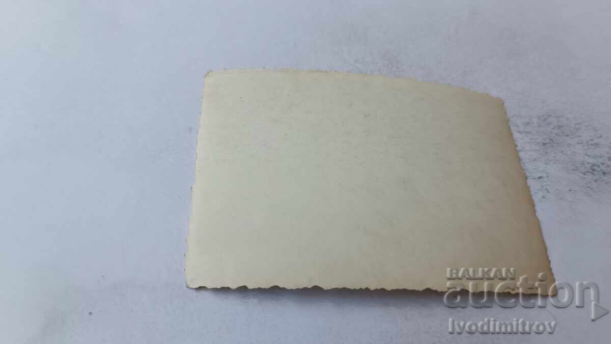 Fotografie: Doi bărbați cu doi băieți mici pe plajă cu preț 2.15 BGN | € 1.10