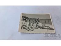 Fotografie: Doi bărbați cu doi băieți mici pe plajă