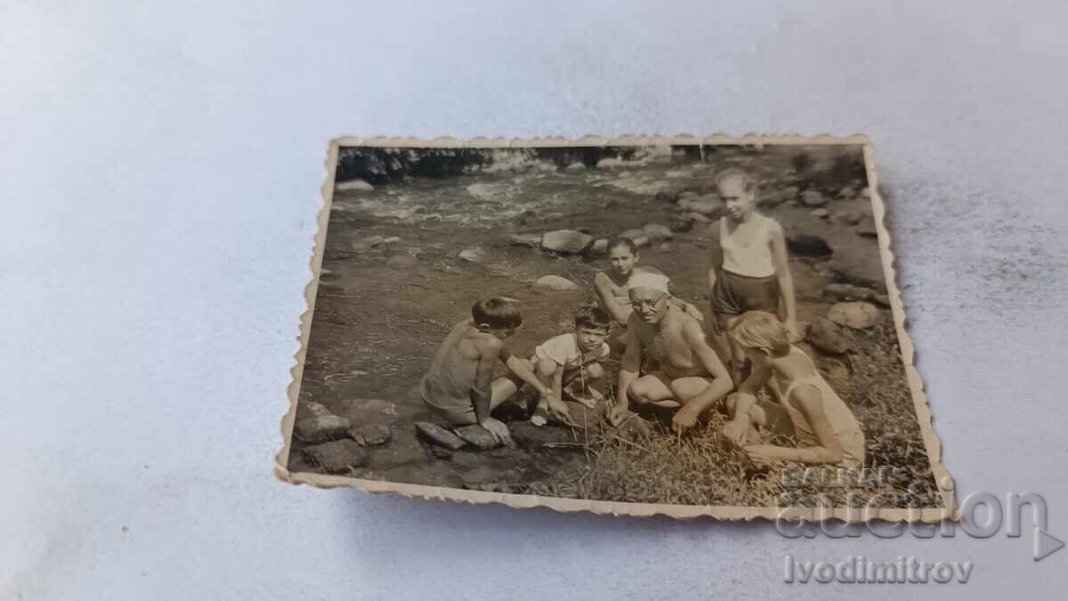 Φωτογραφία Βŭrshets Άνδρας αγόρια και κορίτσια δίπλα σε ρέμα 1964