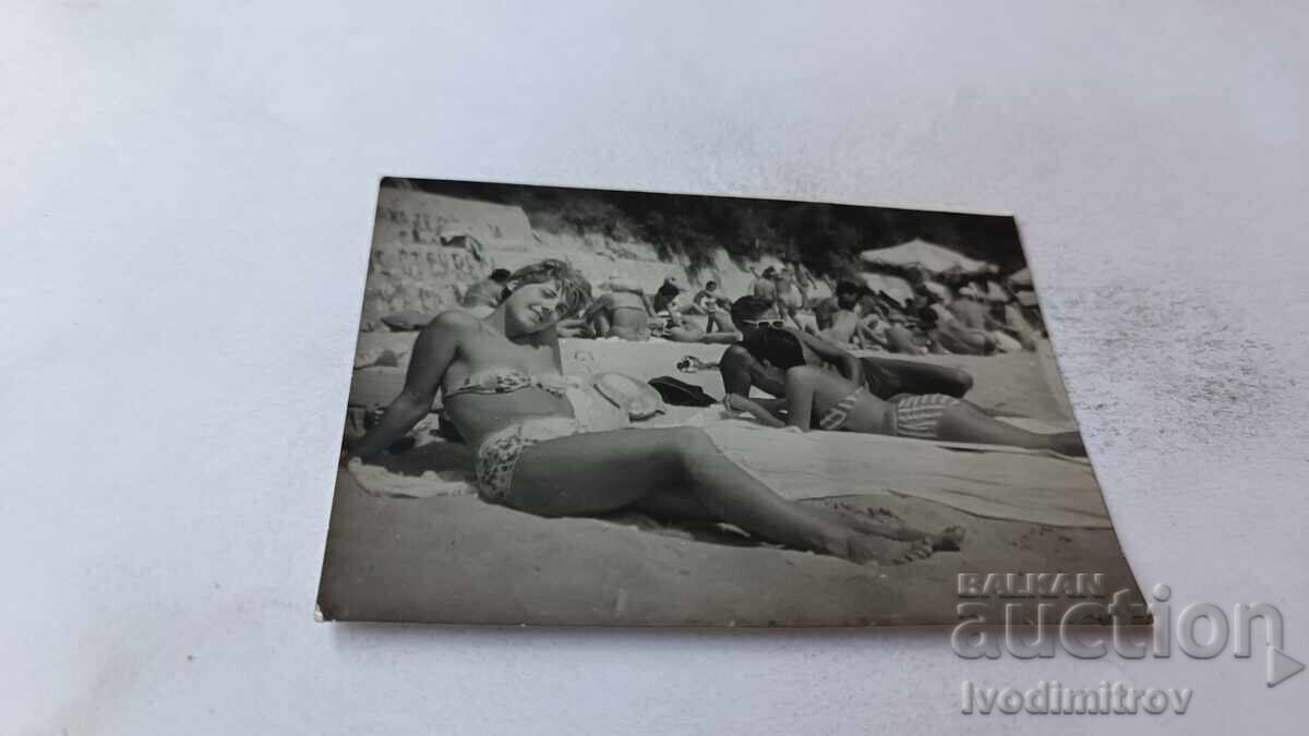 Foto Fată tânără pe plajă Foto Fată tânără pe plajă