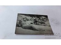 Foto Fată tânără pe plajă