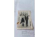 C-ca Sofia Bărbat și femeie în costum popular în fața Palatului de Justiție