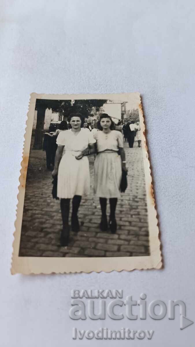 Φωτογραφία Σόφιας, Γυναίκα και νεαρό κορίτσι σε βόλτα 1944 Φωτογραφία Σόφιας, Γυναίκα και νεαρό κορίτσι σε βόλτα 1944